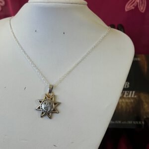 The intertwined horizons necklace