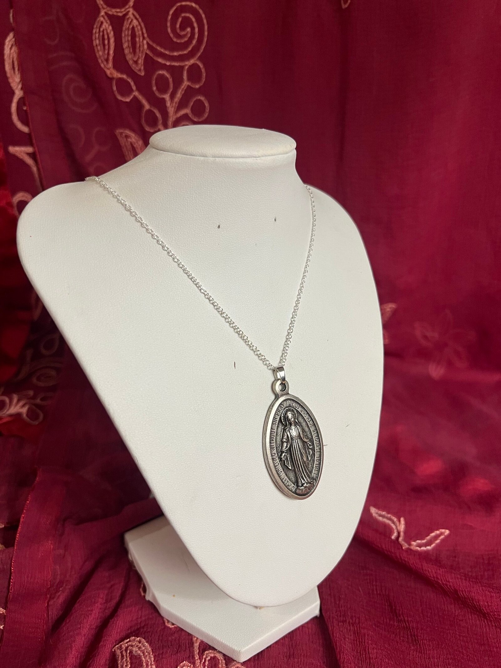 The IMMACULATA necklace