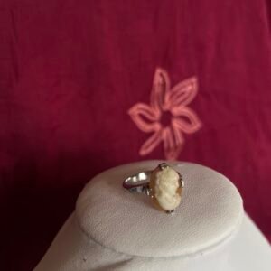Portrait of an elegant lady - antique cameo ring