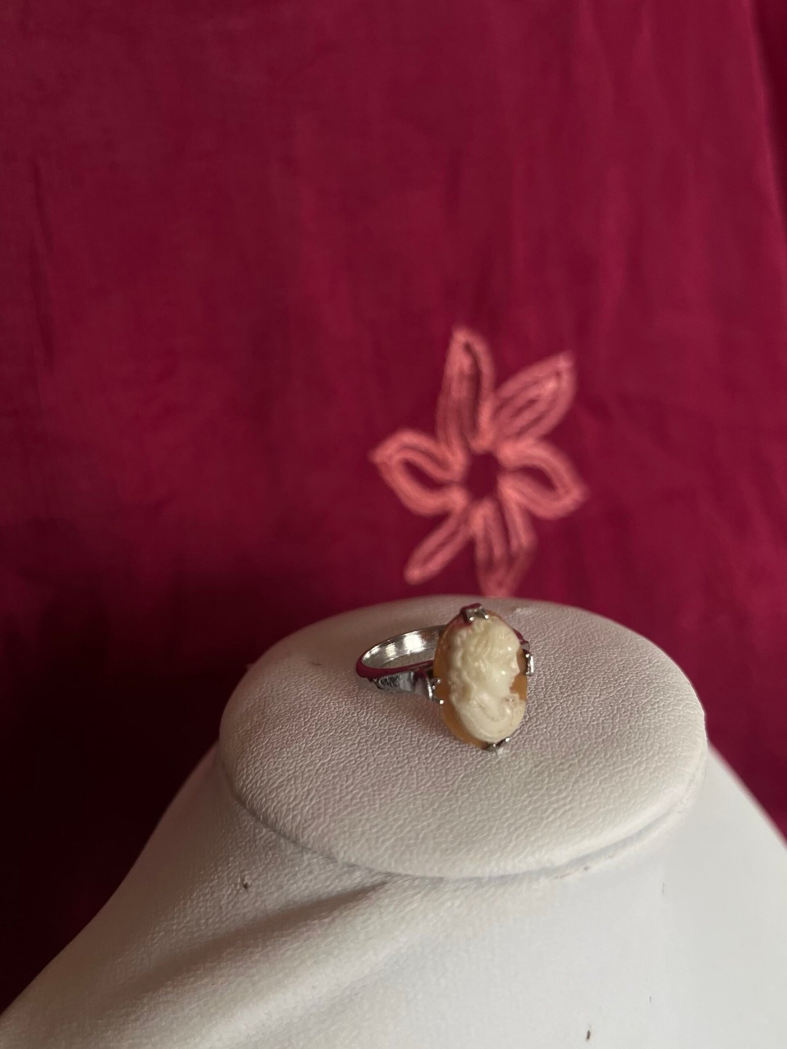 Portrait of an elegant lady - antique cameo ring